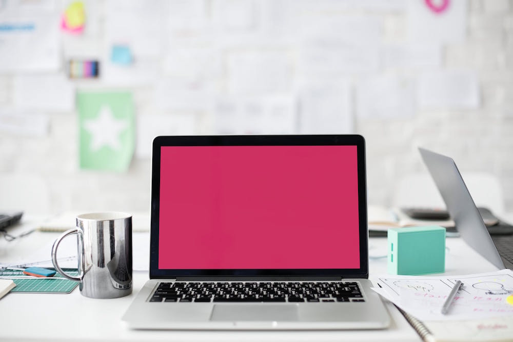 laptop with a totally pink screen