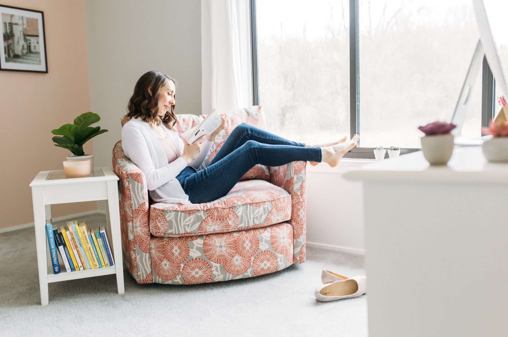 Photo of Janelle in her chair reading by photographer Brittany Bennion